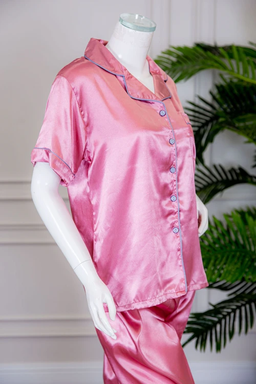 بيجاما نسائية ساتان قطعتين لون وردي بلوزة بياقة مطوية و جيب و أزرار من الأمام ذو أكمام قصيرة مع بنطلون طويل