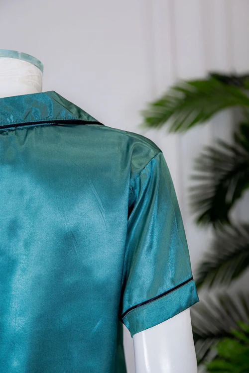 بيجاما نسائية ساتان قطعتين لون تركواز بلوزة بياقة مطوية و جيب و أزرار من الأمام ذو أكمام قصيرة مع شورت