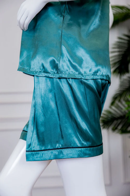 بيجاما نسائية ساتان قطعتين لون تركواز بلوزة بياقة مطوية و جيب و أزرار من الأمام ذو أكمام قصيرة مع شورت