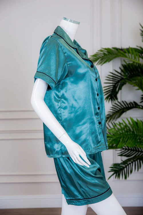بيجاما نسائية ساتان قطعتين لون تركواز بلوزة بياقة مطوية و جيب و أزرار من الأمام ذو أكمام قصيرة مع شورت