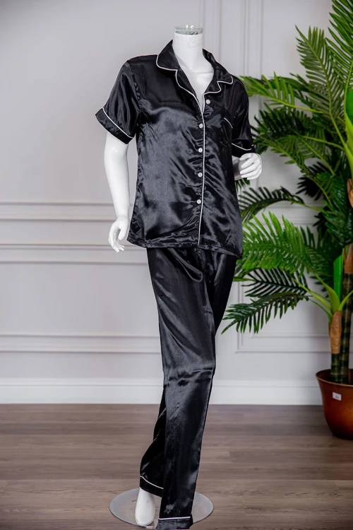 بيجاما نسائية ساتان قطعتين لون أسود بلوزة بياقة مطوية و جيب و أزرار من الأمام ذو أكمام قصيرة مع بنطلون طويل