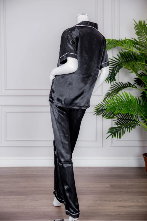 بيجاما نسائية ساتان قطعتين لون أسود بلوزة بياقة مطوية و جيب و أزرار من الأمام ذو أكمام قصيرة مع بنطلون طويل