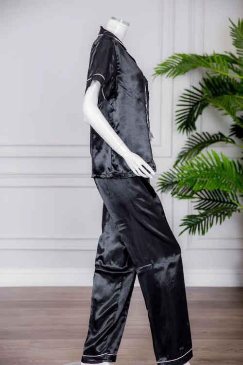 بيجاما نسائية ساتان قطعتين لون أسود بلوزة بياقة مطوية و جيب و أزرار من الأمام ذو أكمام قصيرة مع بنطلون طويل