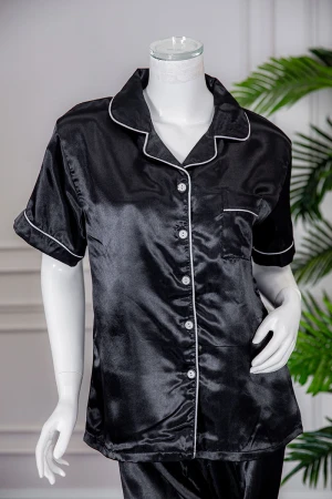 بيجاما نسائية ساتان قطعتين لون أسود بلوزة بياقة مطوية و جيب و أزرار من الأمام ذو أكمام قصيرة مع بنطلون طويل