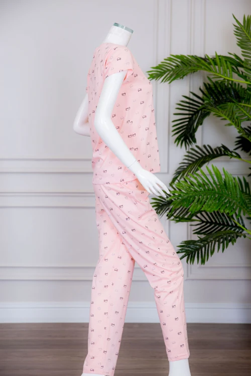 بيجاما نسائية قطعتين لون خربزي تيشيرت بياقة دائرية مزينة بقلوب و كتابة من الأمام مع بنطلون طويل