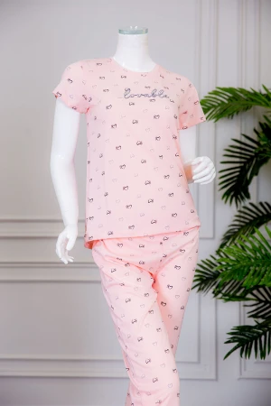 بيجاما نسائية قطعتين لون خربزي تيشيرت بياقة دائرية مزينة بقلوب و كتابة من الأمام مع بنطلون طويل