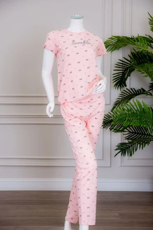 بيجاما نسائية قطعتين لون خربزي تيشيرت بياقة دائرية مزينة بقلوب و كتابة من الأمام مع بنطلون طويل