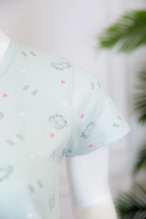 بيجاما نسائية قطعتين تيشيرت لون تيفاني فاتح بياقة دائرية مزينة بكتابات و رسومات من الأمام مع بنطلون طويل لون رصاصي برباط في الخصر