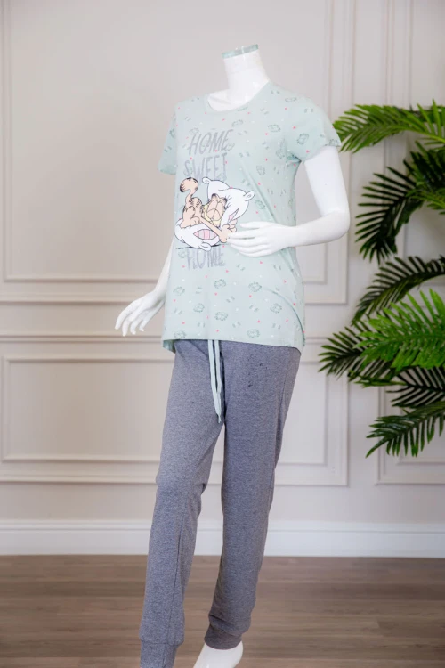 بيجاما نسائية قطعتين تيشيرت لون تيفاني فاتح بياقة دائرية مزينة بكتابات و رسومات من الأمام مع بنطلون طويل لون رصاصي برباط في الخصر