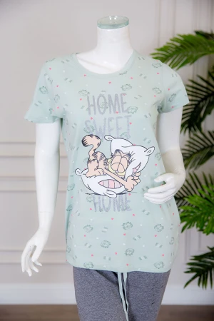 بيجاما نسائية قطعتين تيشيرت لون تيفاني فاتح بياقة دائرية مزينة بكتابات و رسومات من الأمام مع بنطلون طويل لون رصاصي برباط في الخصر 