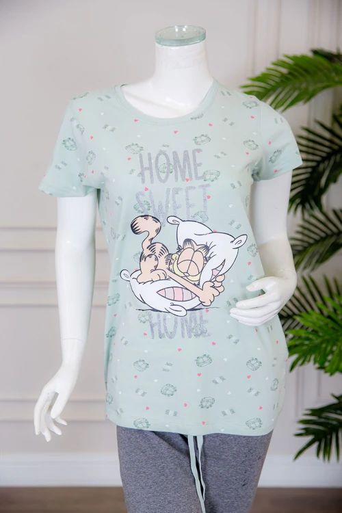 بيجاما نسائية قطعتين تيشيرت لون تيفاني فاتح بياقة دائرية مزينة بكتابات و رسومات من الأمام مع بنطلون طويل لون رصاصي برباط في الخصر