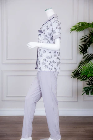 بيجاما نسائية قطعتين لون رمادي بلوزة مشجرة بياقة مطوية بجيب وأزرار من الأمام مع بنطلون طويل