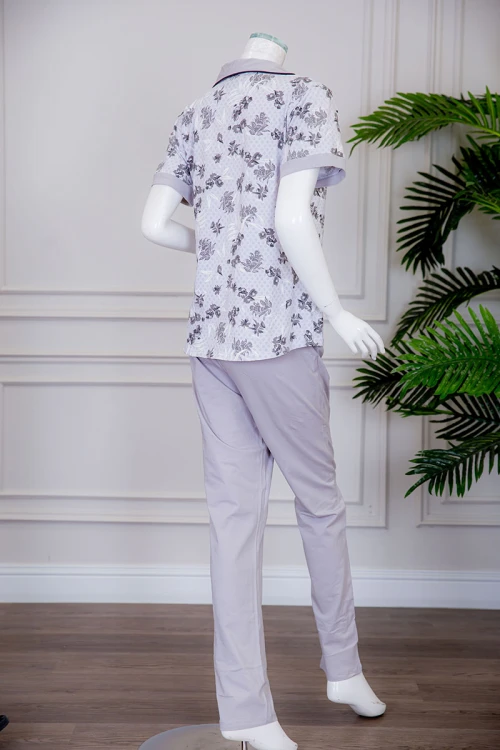 بيجاما نسائية قطعتين لون رمادي بلوزة مشجرة بياقة مطوية بجيب وأزرار من الأمام مع بنطلون طويل