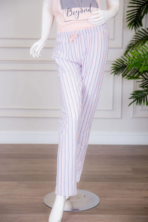 بيجاما نسائية قطعتين تيشيرت لون خربزي بياقة دائرية مزينة بكتابات و رسومات من الأمام مع بنطلون طويل مخطط برباط في الخصر