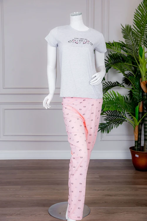 بيجاما نسائية قطعتين تيشيرت لون رمادي بياقة دائرية مزينة بكتابات و رسومات من الأمام مع بنطلون طويل لون خربزي مزين بقلوب