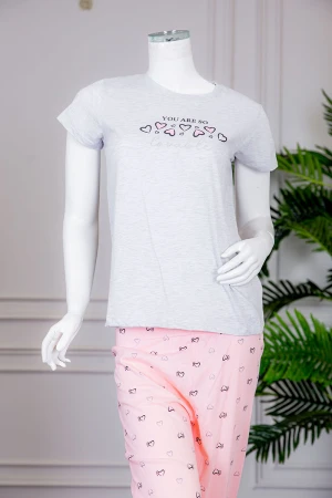 بيجاما نسائية قطعتين تيشيرت لون رمادي بياقة دائرية مزينة بكتابات و رسومات من الأمام مع بنطلون طويل لون خربزي مزين بقلوب