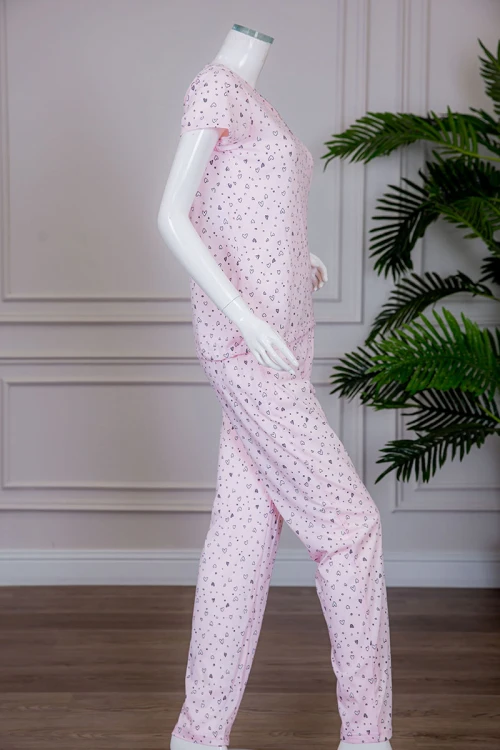 بيجاما نسائية قطعتين تيشيرت لون وردي بياقة دائرية بأزرار من الأمام مزينة بقلوب مع بنطلون طويل