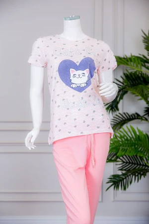 بيجاما نسائية قطعتين تيشيرت مخطط بياقة دائرية مزينة بكتابات و رسومات من الأمام مع بنطلون طويل لون وردي برباط في الخصر 