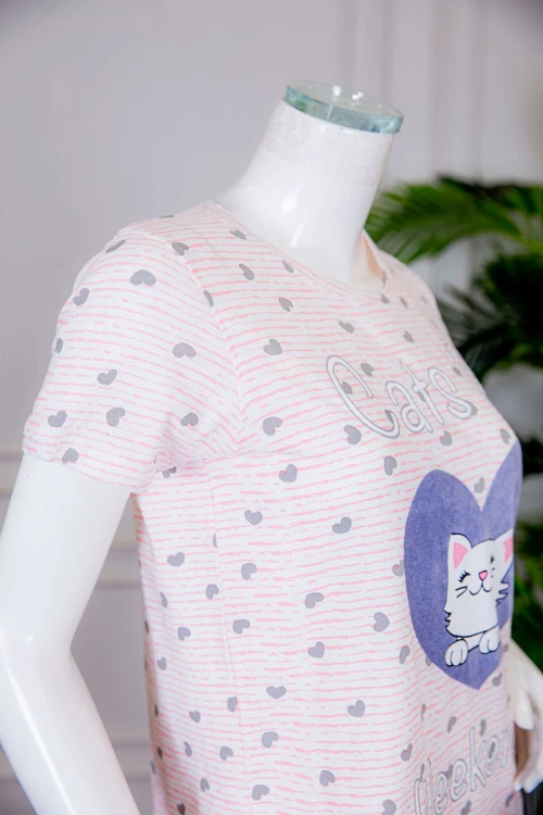 بيجاما نسائية قطعتين تيشيرت مخطط بياقة دائرية مزينة بكتابات و رسومات من الأمام مع بنطلون طويل لون وردي برباط في الخصر