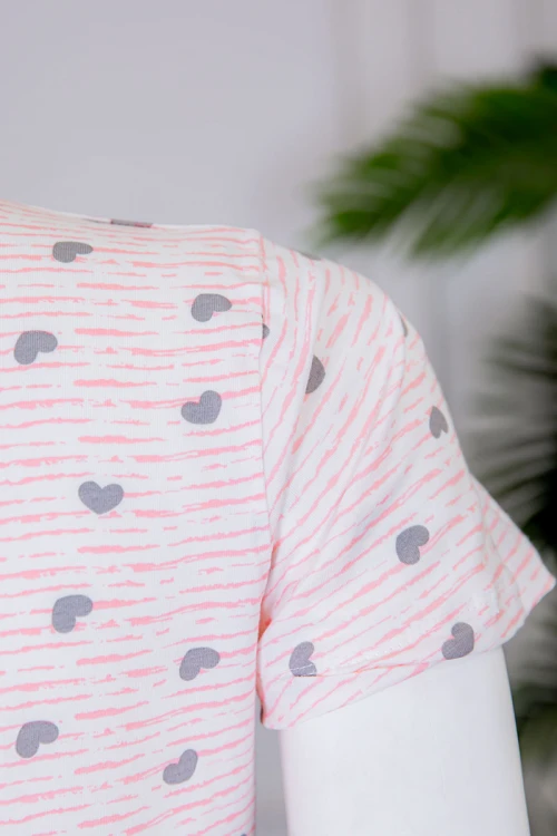 بيجاما نسائية قطعتين تيشيرت مخطط بياقة دائرية مزينة بكتابات و رسومات من الأمام مع بنطلون طويل لون وردي برباط في الخصر