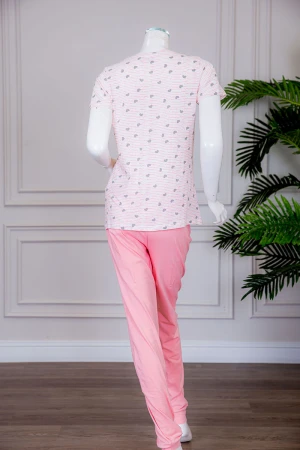 بيجاما نسائية قطعتين تيشيرت مخطط بياقة دائرية مزينة بكتابات و رسومات من الأمام مع بنطلون طويل لون وردي برباط في الخصر 