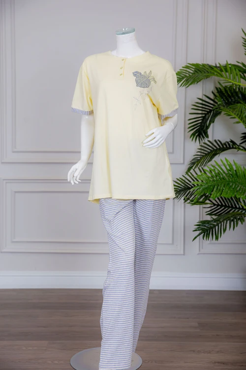 بيجاما نسائية قطعتين تيشيرت لون ليموني بياقة دائرية بأزرار مزينة برسومات من الأمام مع بنطلون طويل مخطط