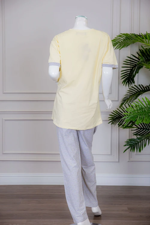 بيجاما نسائية قطعتين تيشيرت لون ليموني بياقة دائرية بأزرار مزينة برسومات من الأمام مع بنطلون طويل مخطط