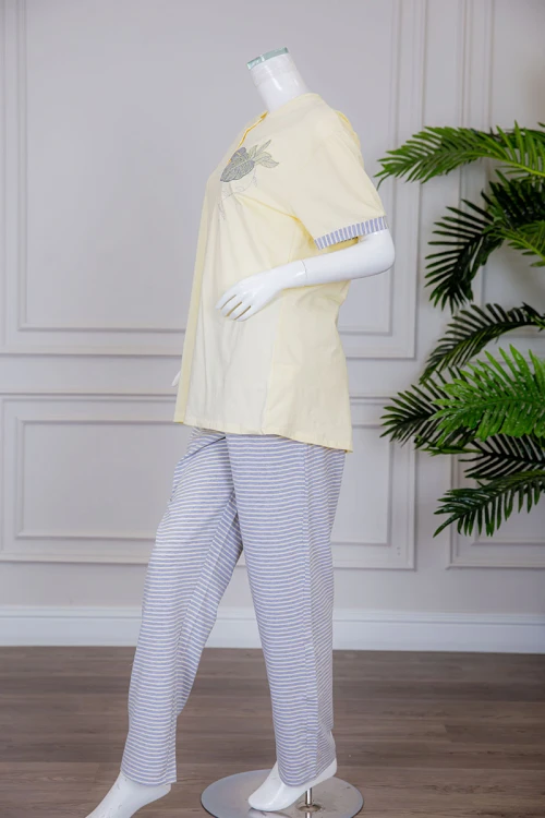 بيجاما نسائية قطعتين تيشيرت لون ليموني بياقة دائرية بأزرار مزينة برسومات من الأمام مع بنطلون طويل مخطط