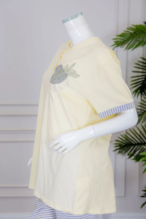 بيجاما نسائية قطعتين تيشيرت لون ليموني بياقة دائرية بأزرار مزينة برسومات من الأمام مع بنطلون طويل مخطط