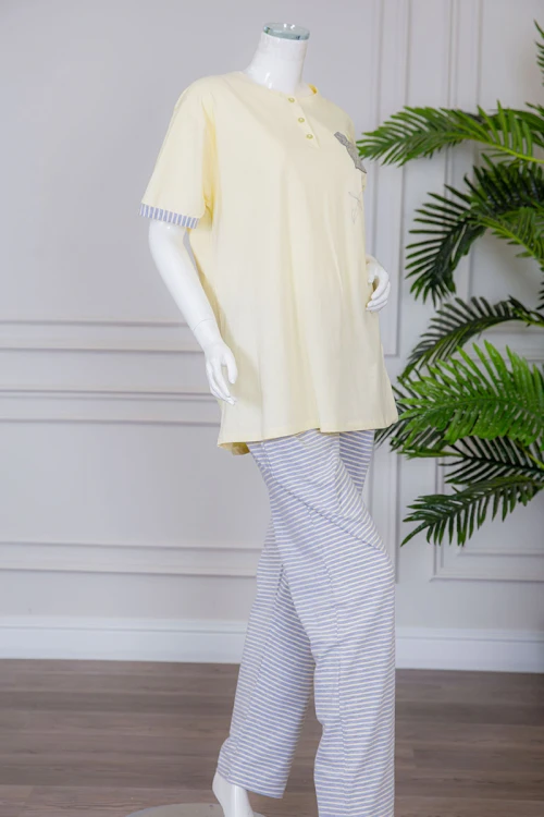 بيجاما نسائية قطعتين تيشيرت لون ليموني بياقة دائرية بأزرار مزينة برسومات من الأمام مع بنطلون طويل مخطط