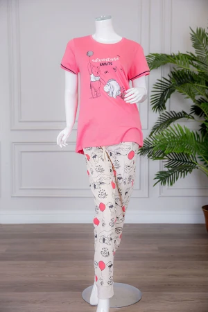 بيجاما نسائية قطعتين تيشيرت لون وردي بياقة دائرية مع بنطلون طويل لون بيج برباط في الخصر مزينة بكتابات و رسومات 