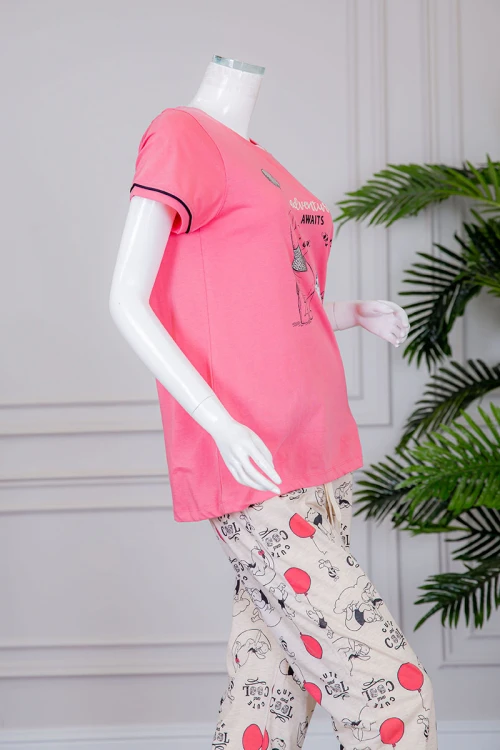 بيجاما نسائية قطعتين تيشيرت لون وردي بياقة دائرية مع بنطلون طويل لون بيج برباط في الخصر مزينة بكتابات و رسومات