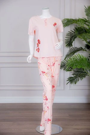 بيجاما نسائية قطعتين لون خربزي تيشيرت بياقة دائرية بأزرار مزينة برسومات مطرزة من الأمام مع بنطلون طويل مشجر