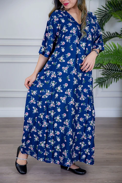 قميص نسائي لون أزرق مزين بالورود ياقة قصة سبعة و أكمام ميدي