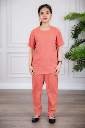 زي عاملة قطعتين متعددة الألوان بلوزة بجيوب من الأمام ذو أكمام قصيرة و بنطلون طويل