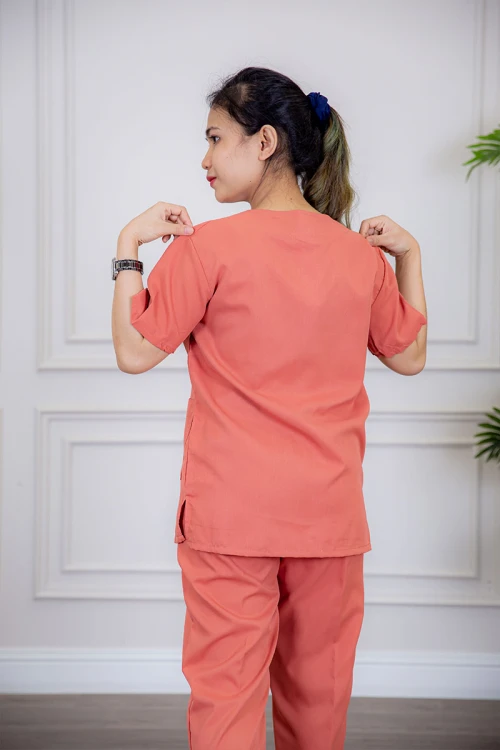 زي عاملة قطعتين متعددة الألوان بلوزة بجيوب من الأمام ذو أكمام قصيرة و بنطلون طويل