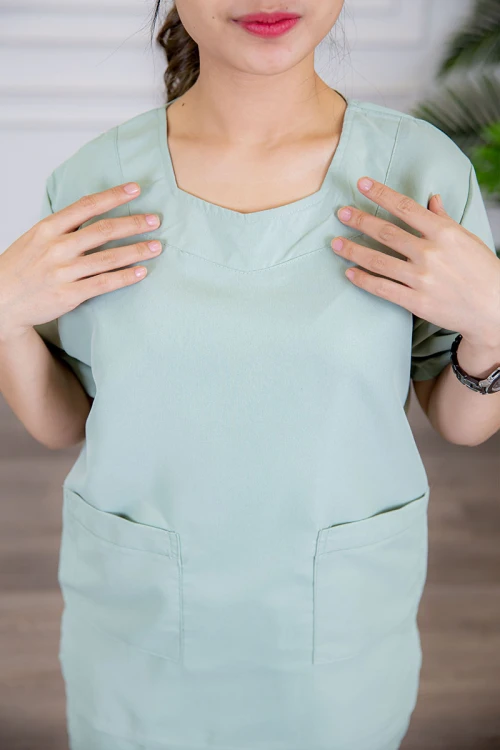 زي عاملة قطعتين متعددة الألوان بلوزة بجيوب من الأمام ذو أكمام قصيرة و بنطلون طويل