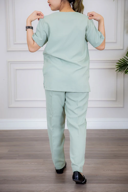 زي عاملة قطعتين متعددة الألوان بلوزة بجيوب من الأمام ذو أكمام قصيرة و بنطلون طويل