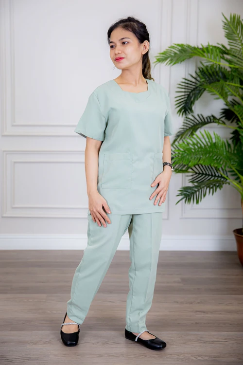 زي عاملة قطعتين متعددة الألوان بلوزة بجيوب من الأمام ذو أكمام قصيرة و بنطلون طويل