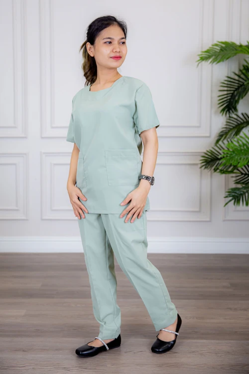 زي عاملة قطعتين متعددة الألوان بلوزة بجيوب من الأمام ذو أكمام قصيرة و بنطلون طويل