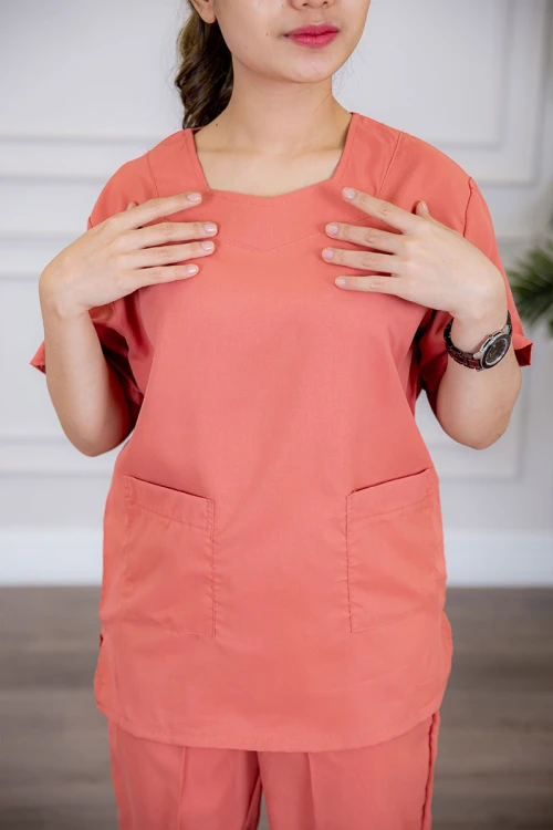 زي عاملة قطعتين متعددة الألوان بلوزة بجيوب من الأمام ذو أكمام قصيرة و بنطلون طويل