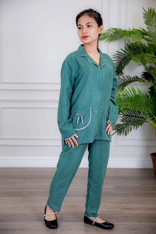 زي عاملة قطعتين متعددة الألوان بلوزة بياقة مطوية سحاب مخفي و جيوب من الأمام مزينة بفيونكة ذو أكمام طويلة و بنطلون طويل