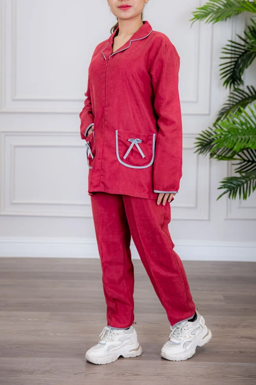 زي عاملة قطعتين متعددة الألوان بلوزة بياقة مطوية سحاب مخفي و جيوب من الأمام مزينة بفيونكة ذو أكمام طويلة و بنطلون طويل