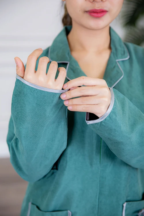 زي عاملة قطعتين متعددة الألوان بلوزة بياقة مطوية سحاب مخفي و جيوب من الأمام مزينة بفيونكة ذو أكمام طويلة و بنطلون طويل