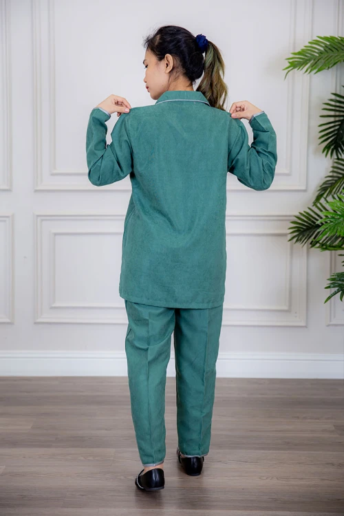 زي عاملة قطعتين متعددة الألوان بلوزة بياقة مطوية سحاب مخفي و جيوب من الأمام مزينة بفيونكة ذو أكمام طويلة و بنطلون طويل