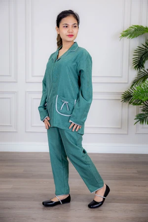 زي عاملة قطعتين متعددة الألوان بلوزة بياقة مطوية سحاب مخفي و جيوب من الأمام مزينة بفيونكة ذو أكمام طويلة و بنطلون طويل