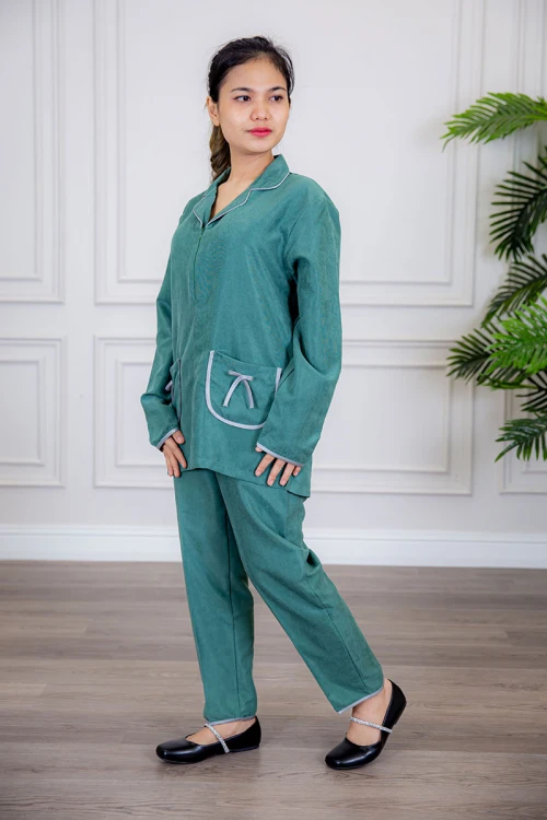 زي عاملة قطعتين متعددة الألوان بلوزة بياقة مطوية سحاب مخفي و جيوب من الأمام مزينة بفيونكة ذو أكمام طويلة و بنطلون طويل