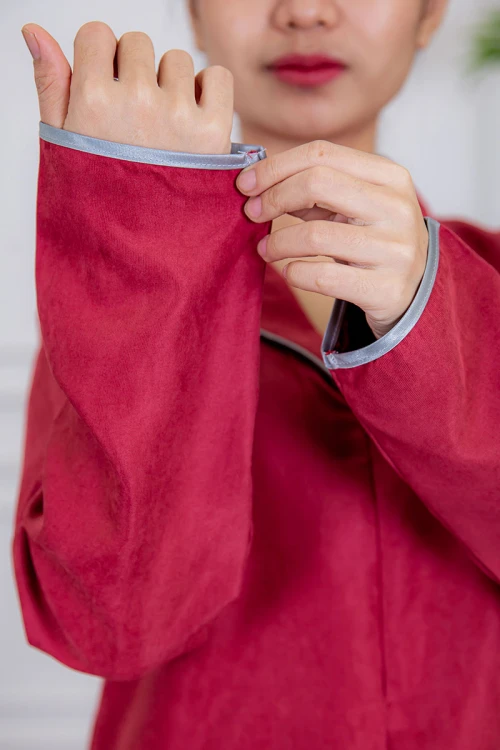 زي عاملة قطعتين متعددة الألوان بلوزة بياقة مطوية سحاب مخفي و جيوب من الأمام مزينة بفيونكة ذو أكمام طويلة و بنطلون طويل