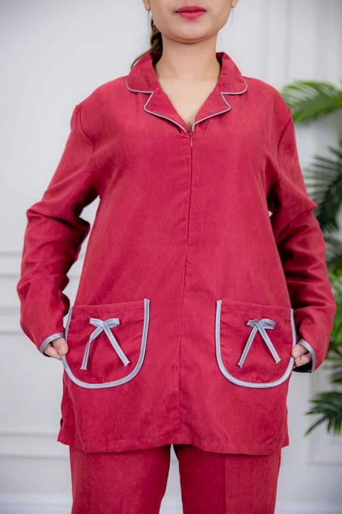 زي عاملة قطعتين متعددة الألوان بلوزة بياقة مطوية سحاب مخفي و جيوب من الأمام مزينة بفيونكة ذو أكمام طويلة و بنطلون طويل