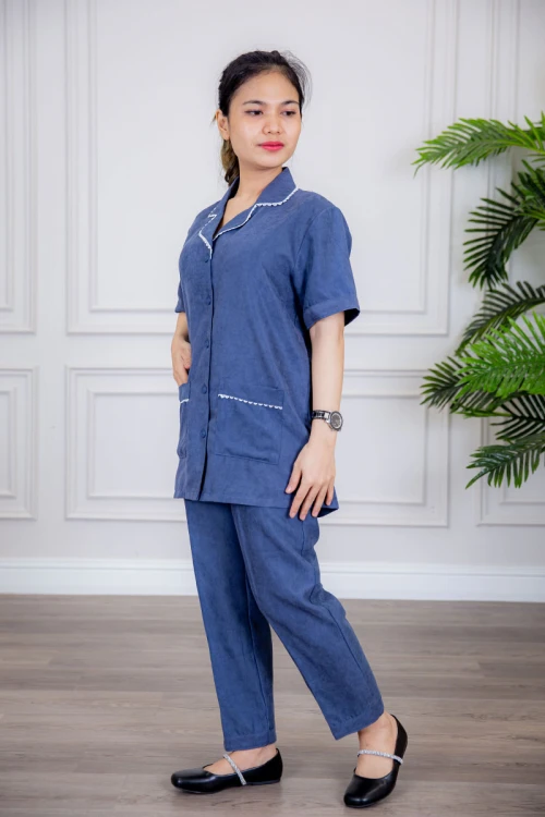 زي عاملة قطعتين متعددة الألوان بلوزة بياقة مطوية جيوب و أزرار من الأمام ذو أكمام قصيرة و بنطلون طويل